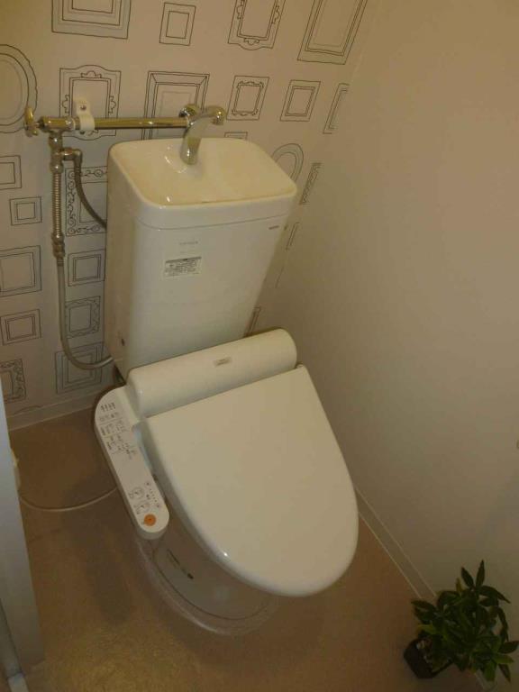 Toilet.  [toilet] Warm water washing toilet seat had made