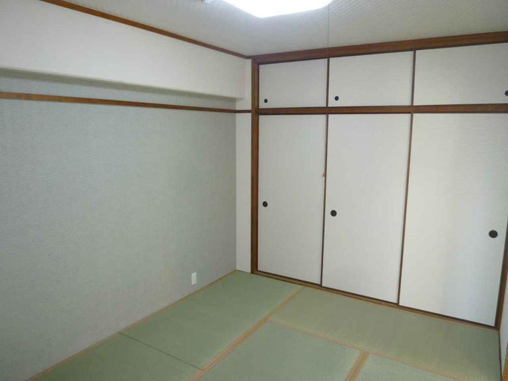 Non-living room.  [Japanese-style room about 6 quires] Tatami mat sort already