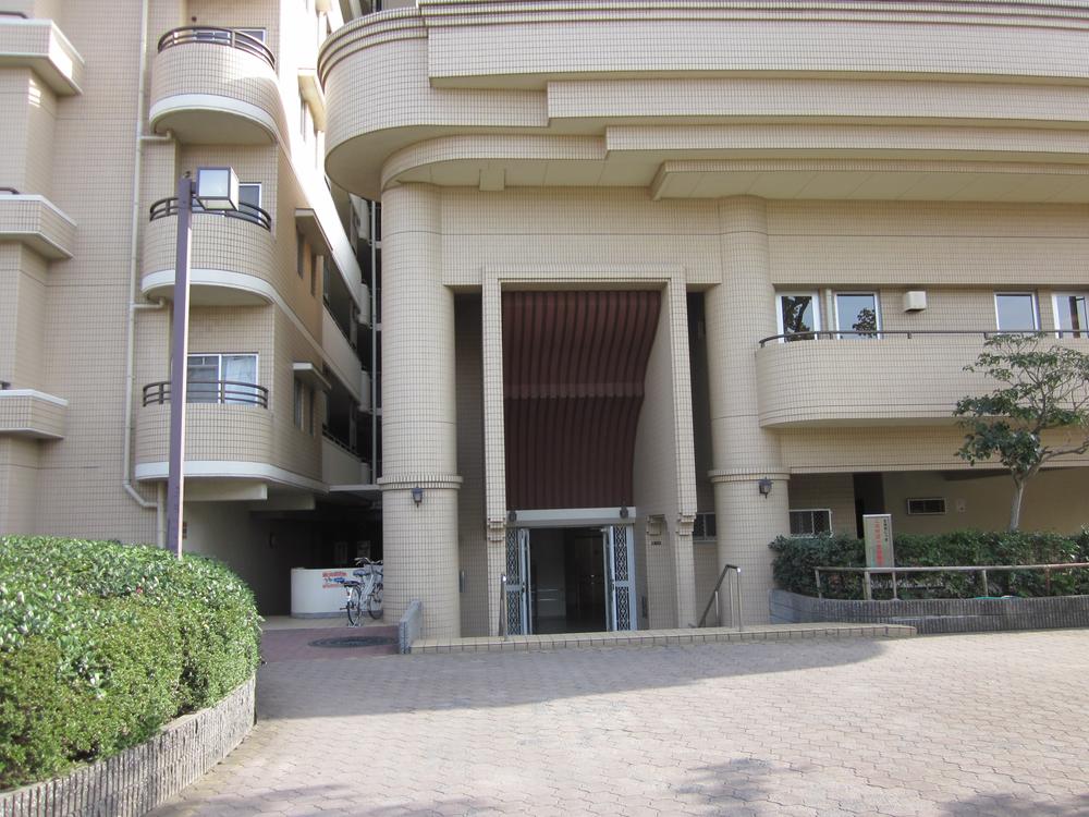 Entrance. Entrance part (foreground)