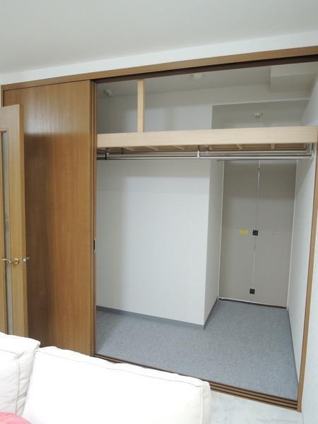 Receipt. Living in multi-storage. You can also use a wide living room with three sliding doors.