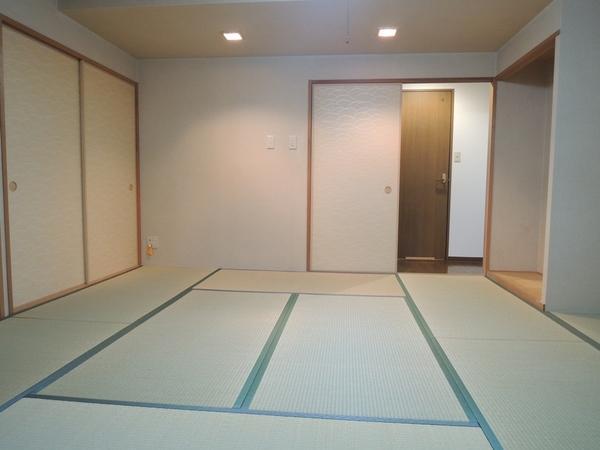 Non-living room. Japanese-style room 9.5 quires. Feeling down light is good.