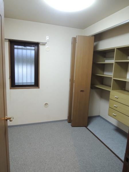 Non-living room. Storeroom 3 Pledge. If used as a costume room, You also entertainer.