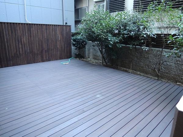 Garden. Private garden 43.33 sq m (about 13 square meters). It is a wood deck.