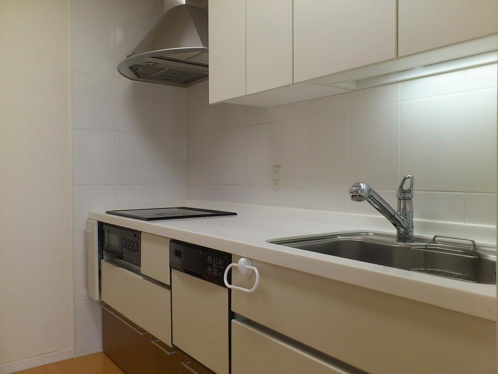Kitchen. You can also enter and exit from the front door, Shopping way home is also safe.