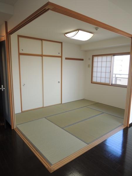 Non-living room. Japanese-style room 5.8 quires. We have a window. It is bright even close the sliding door.