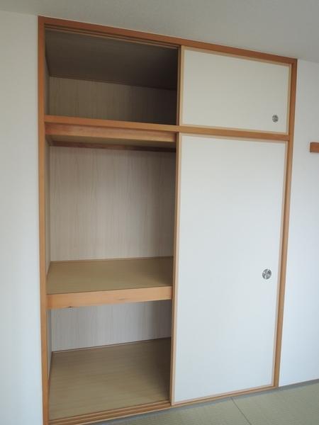 Receipt. Closet of Japanese-style room 5.8 quires. Shimae also futon.