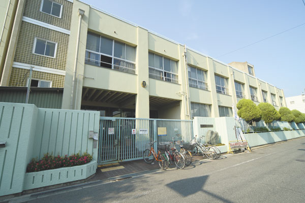 Primary school. 137m to Osaka Municipal Green Elementary School (elementary school)