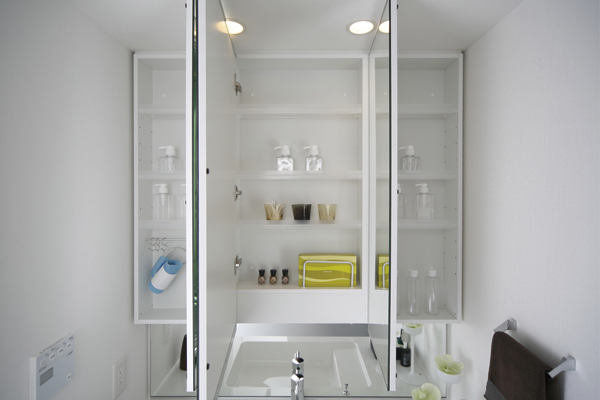 Bathing-wash room.  [Three-sided mirror back storage] Cosmetics and vanity, Dryer, or the like can also clean and tidy, Three-sided mirror back storage. To keep the aesthetics of the space (same specifications)