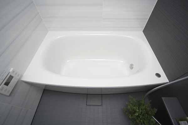 Bathing-wash room.  [Bathtub] You can simple straight tub is selected that take advantage of the configuration of the arcuate bathtubs and surface to draw a soft arch ※ Application deadline Yes ・ Free of charge (same specifications)