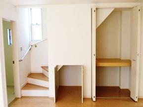 Receipt. It does not do to waste Even stairs under space! We offer a space that can be stored securely