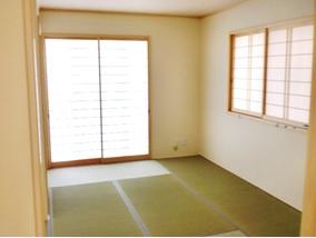 Non-living room. Japanese-style room. Here is the space stick fall of the unique Japanese. It seems to me also active as a guest room