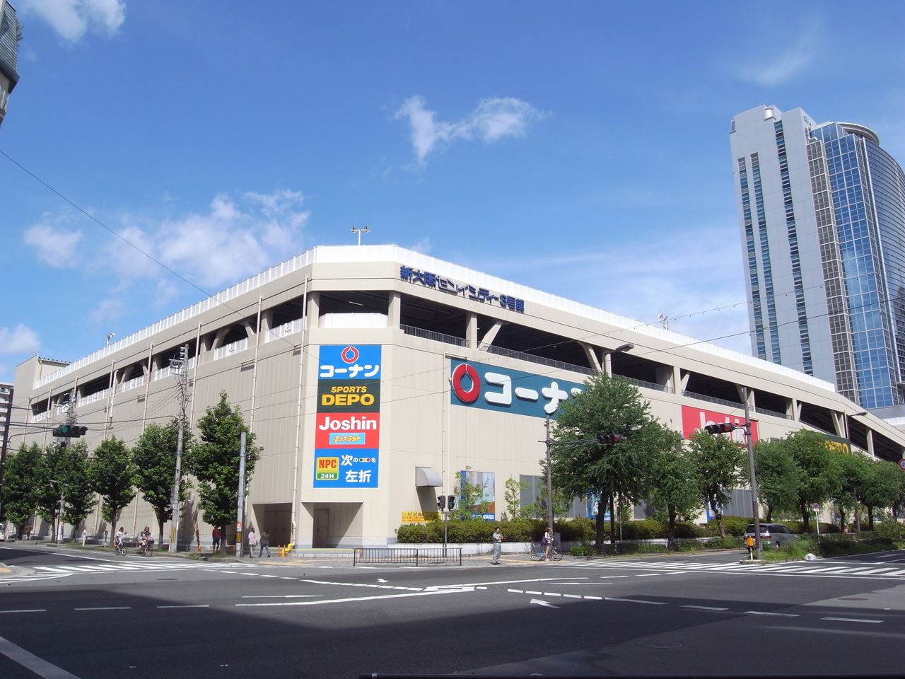 Shopping centre. Sports Depot Shin-Osaka store until the (shopping center) 883m