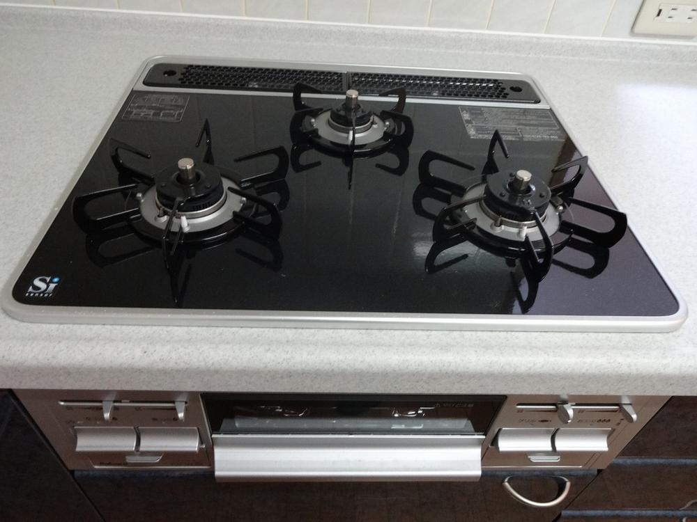 Kitchen. 3-burner stove