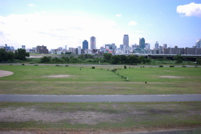 park. Yodogawa 300m until the dry riverbed (park)