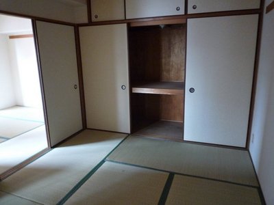 Living and room. Tatami is the best. 