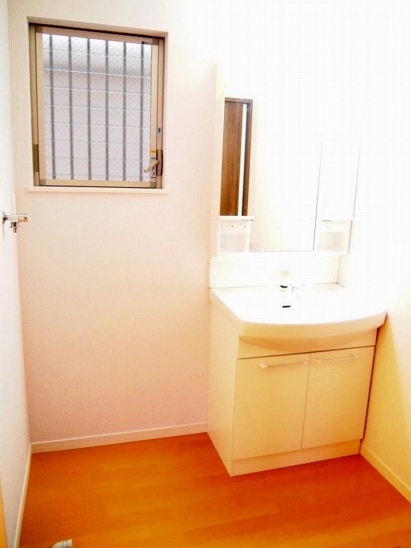 Wash basin, toilet.  Construction Photos