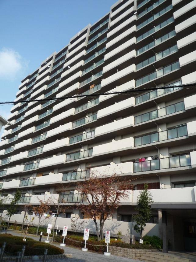 Local appearance photo. While condominium appearance of the total number of households 230 buildings, All of the exterior part is a situation that can not be taken.