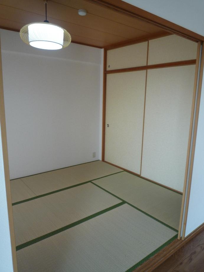Non-living room. It is a Japanese-style room to put immediately from living.