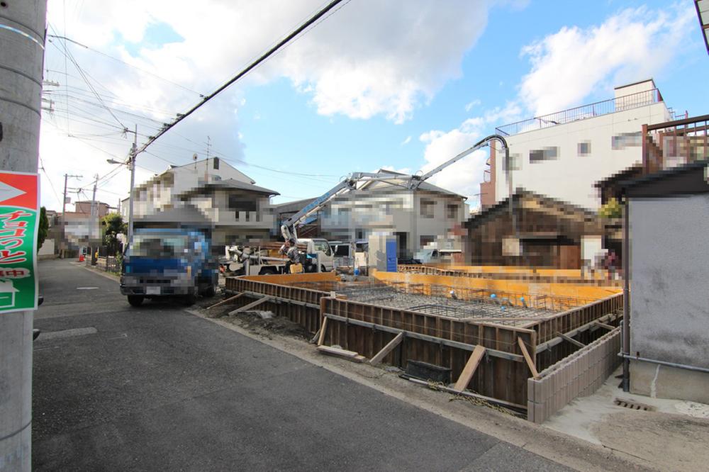 Local photos, including front road.  ◆ Local Photos