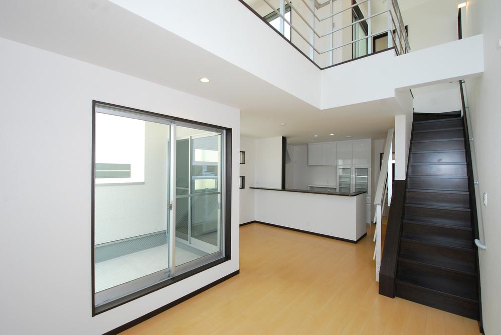 Living. LDK-10 issue areas, Living in the stairs, Atrium with a sense of openness.