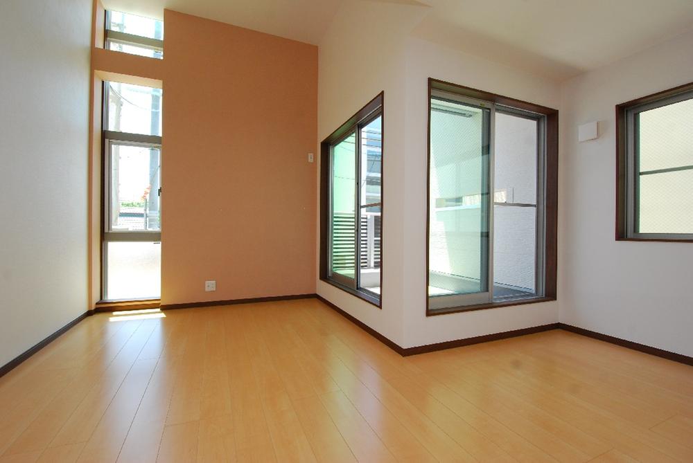 Living. High ceiling height in the living room is full of 3.5m so airy.