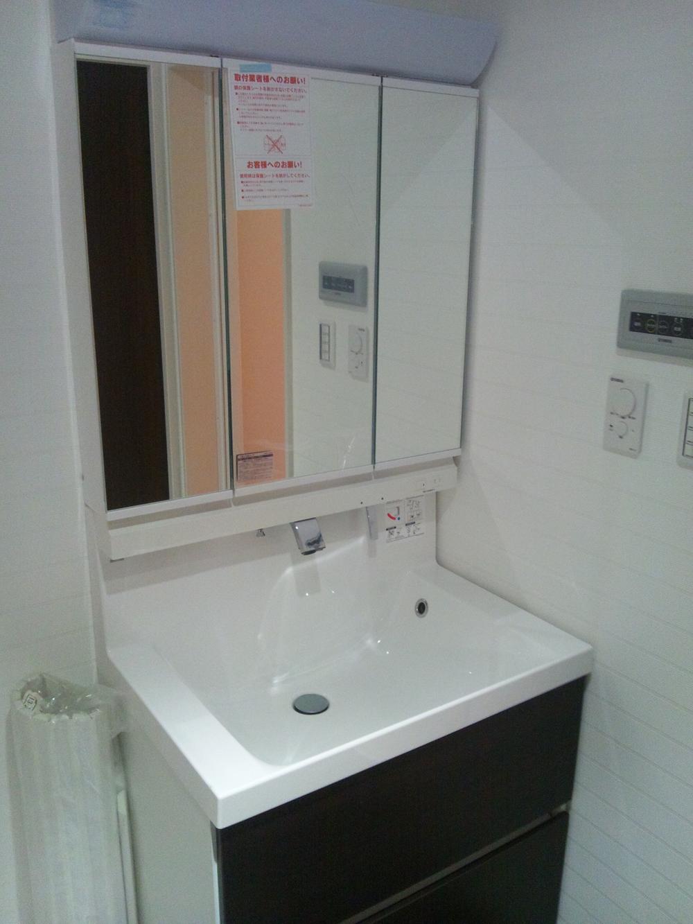 Wash basin, toilet. Room (August 2013) Shooting