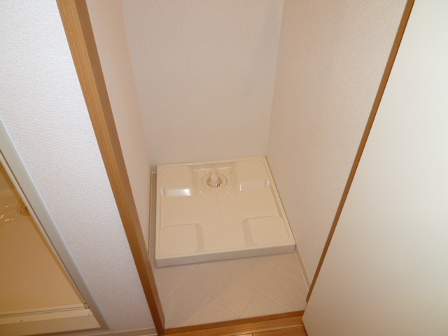 Washroom. Indoor laundry Area