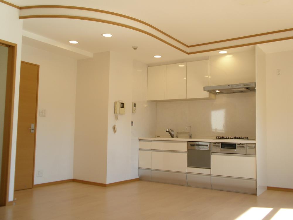 Kitchen. It becomes the R-type decorative ceiling in the vicinity of the kitchen.
