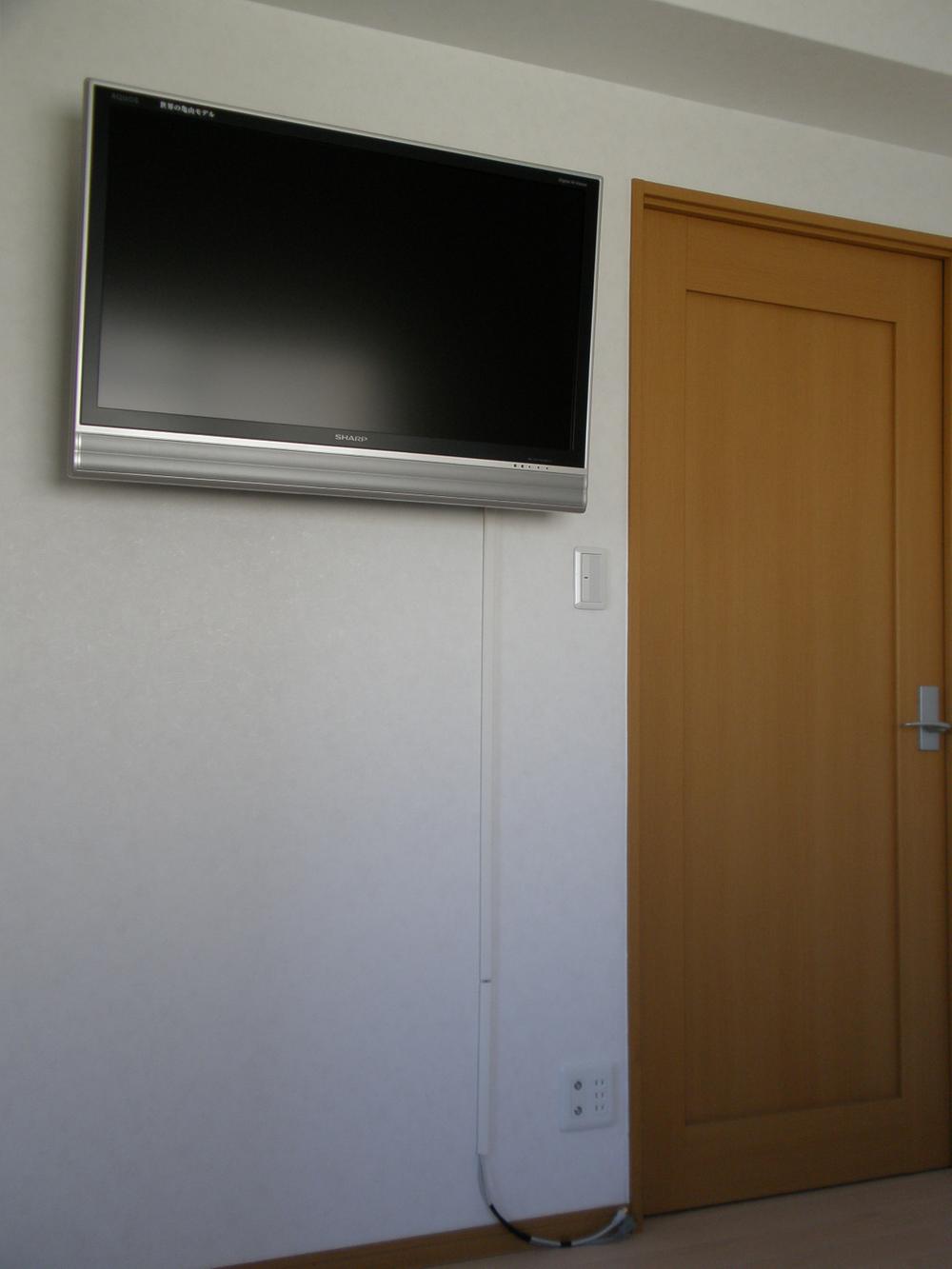 Non-living room. Aquos 37 inches (wall-mounted) are standard equipment.