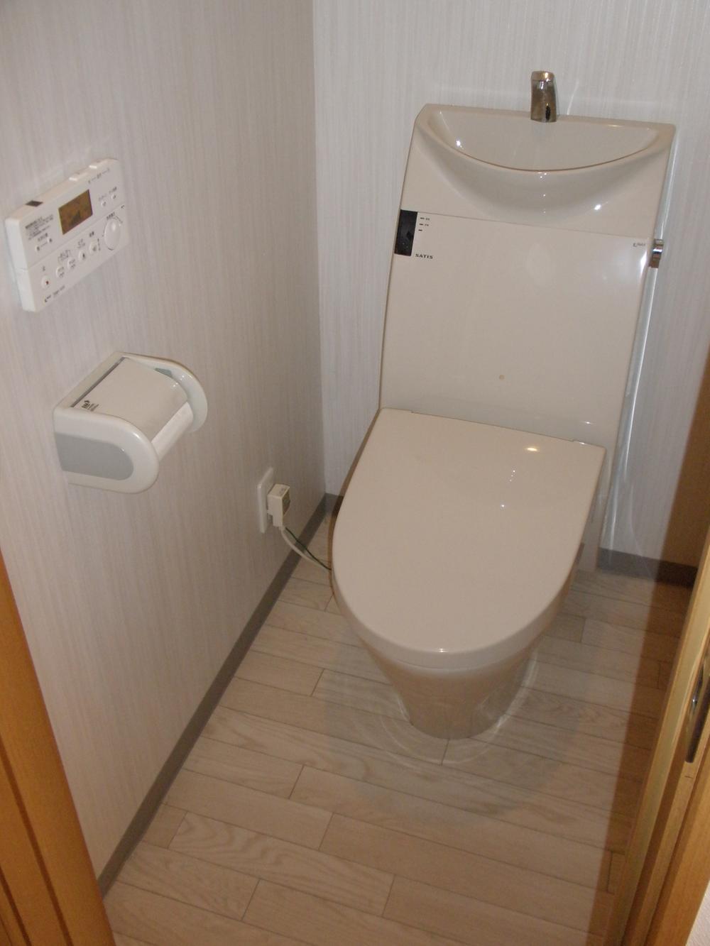 Toilet. Bidet with a toilet that is clean