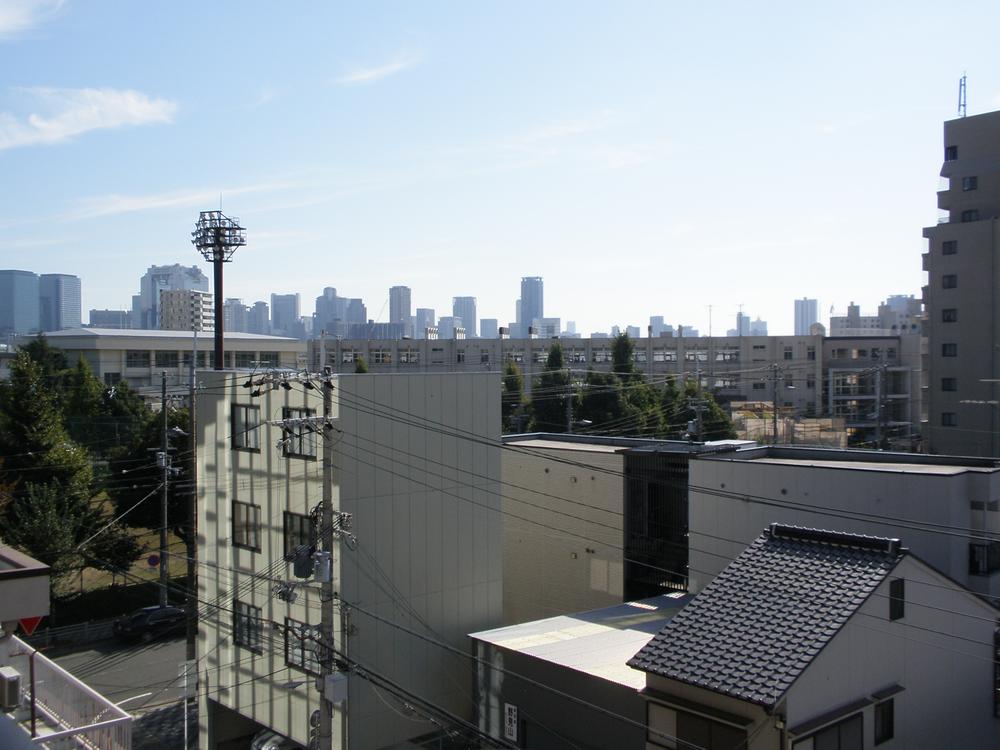 View photos from the dwelling unit. You can see buildings and Shinkitano junior high school of Kita from the balcony.