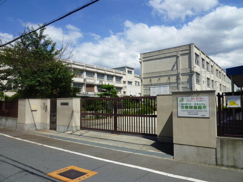 Junior high school. 668m to Osaka Municipal thirteen junior high school (junior high school)