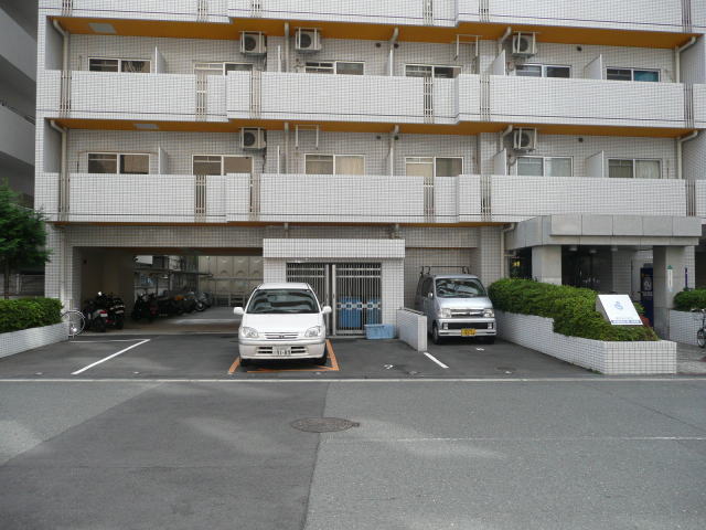 Parking lot. On-site parking ・ Bike shelter ・ Bicycle-parking space