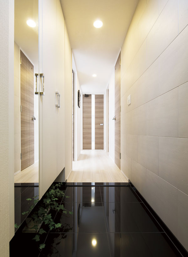 Interior.  [entrance] There in the space of Yingbin greet the family and guests, Entrance is the face of the house that represents the life. Ya beautiful tiles that decorate the floor, The design of chic monotone tone, It tells the sensibility and quality of sophistication that live in the city ( ※ )