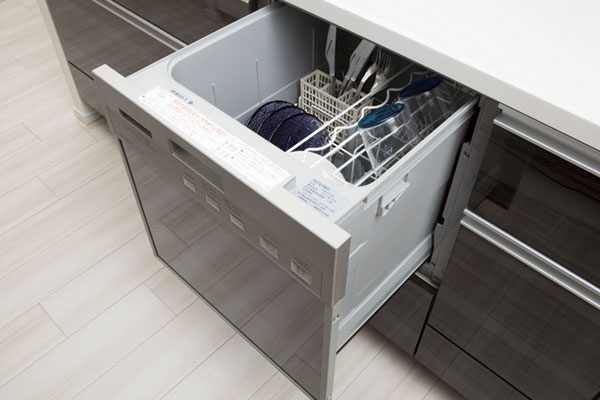 Kitchen.  [Pull open dishwasher] Not take place, Also easy to take out the back of the tableware and the bottom of the dish, Pull open dishwasher is equipped with (same specifications)