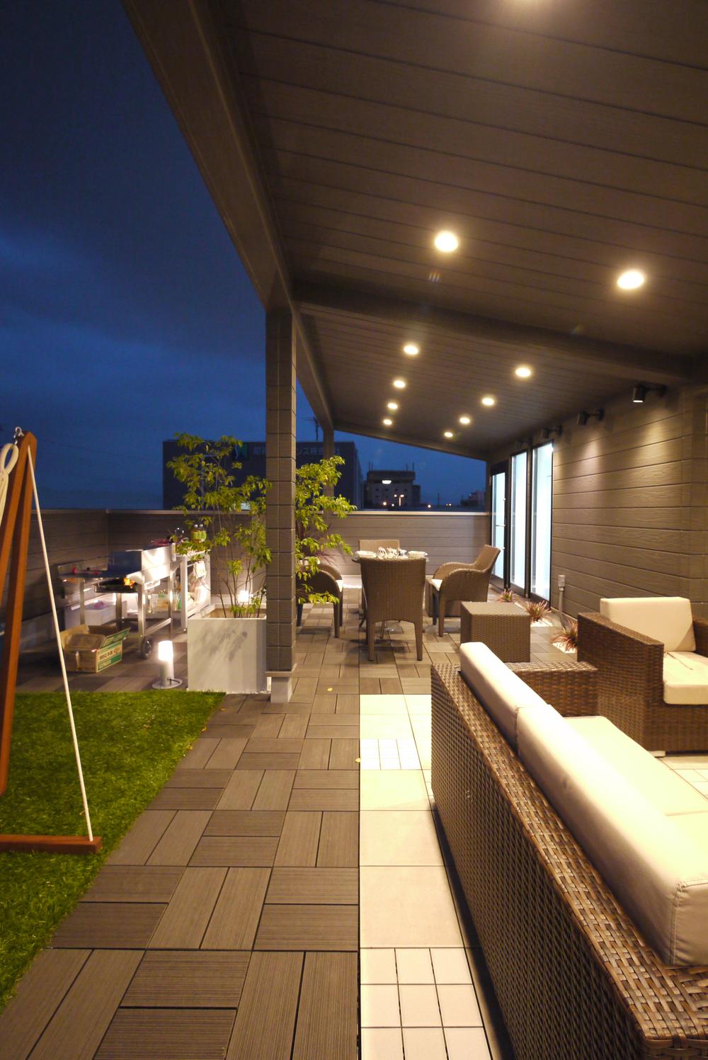 Garden. Rooftop garden where you can enjoy anytime. Tea parties and barbecues and invite your friends. You can also enjoy, such as watching movies on the one hand you a drink.