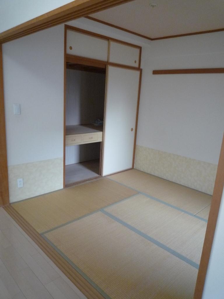 Non-living room. 6 is a Pledge of Japanese-style room. Because from the living room into without stepped available as part of the living room