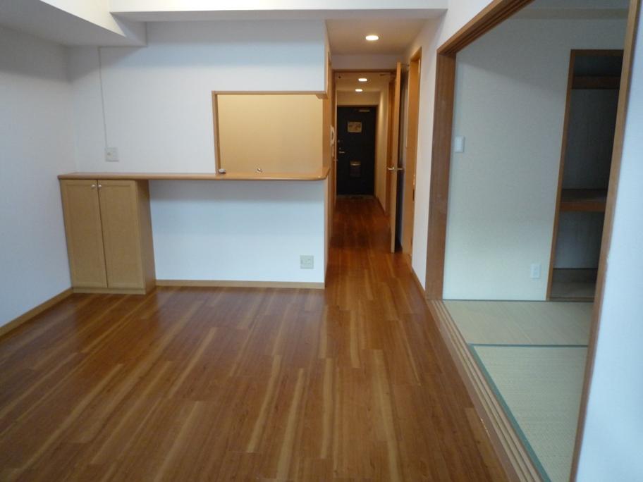Living. Spacious surprisingly convenient to living → Japanese-style room.