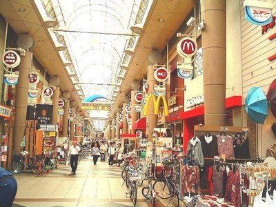 Shopping centre. 50m to the mall (shopping center)