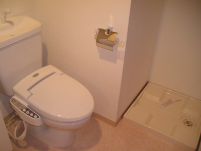 Washroom. Washlet equipped! There is also room washing bread! 