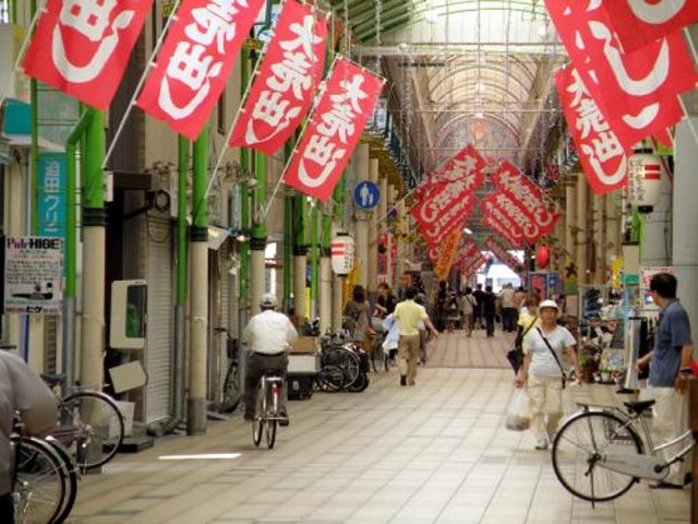 Shopping centre. 120m to the shopping street (shopping center)