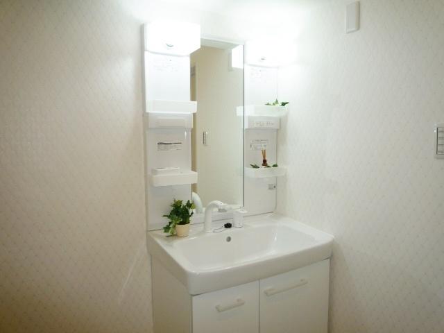Wash basin, toilet