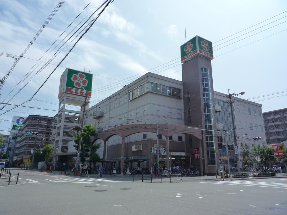 Supermarket. Those who use if you are a 660m underground Higashi-Mikuni Station to Life, Is convenient super life on the way home from the train station.