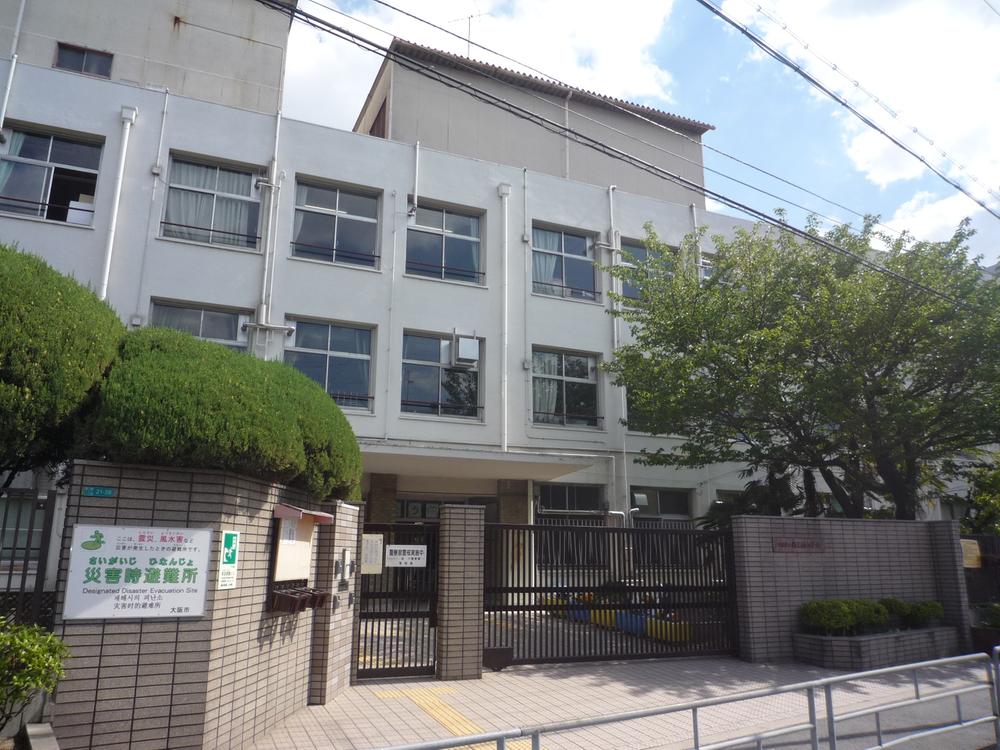 Primary school. Nishimikuni there is a sidewalk up to 440m school to elementary school because it is also safe towards the low grade of the children come.