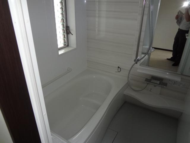 Bathroom. It has adopted Panasonic Kokochino S-Class. Difficult dirt, Please heal the fatigue of the day with a beautiful long-lasting of the "Sugopika material" bathtub.