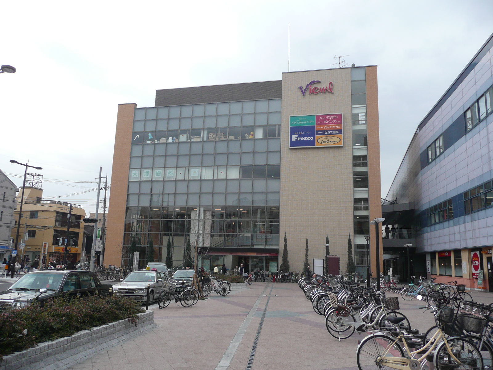 Shopping centre. Vale Hankyu 629m to the Three Kingdoms (shopping center)
