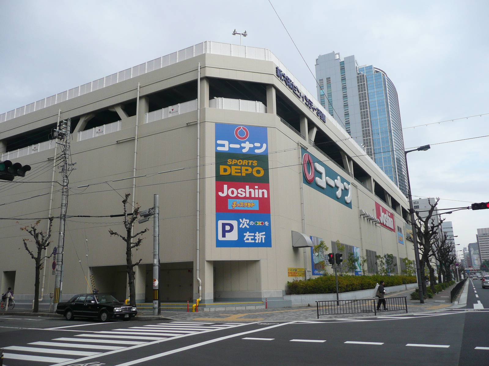 Home center. Joshin Shin-Osaka store up (home improvement) 862m