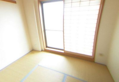 Living and room. There is also a Japanese-style room.