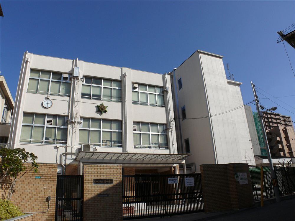Junior high school. Higashimikuni 107m until junior high school  [2-minute walk] Since the front of the order construction site is the junior high school, It says the best environment to study the day-to-day club activities. 