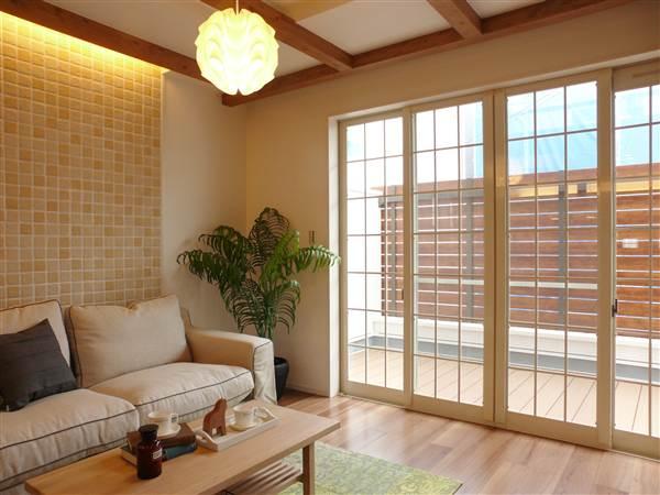 Model house photo.  [Model house] Spacious balcony that leads from the open structure of LDK one floor. Open nice day open the sash of the center open the weather.